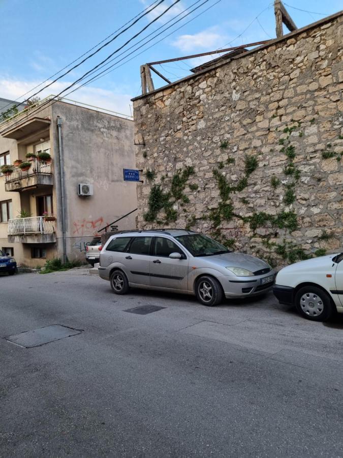 מוסטר Apartments Deni מראה חיצוני תמונה