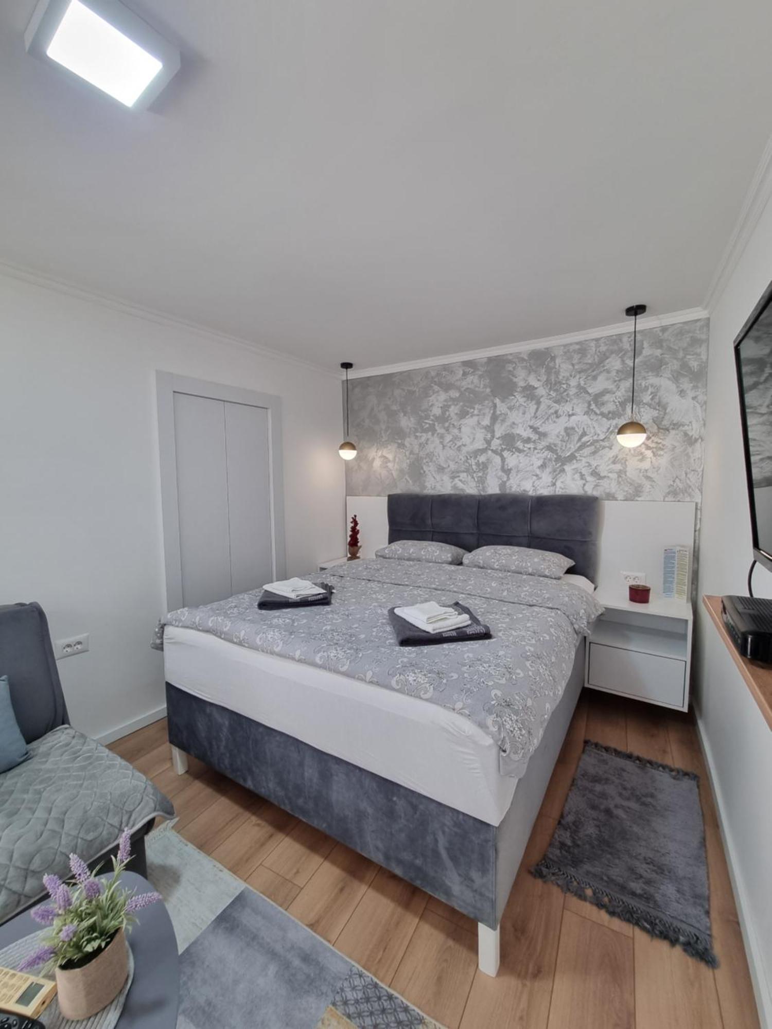 מוסטר Apartments Deni מראה חיצוני תמונה